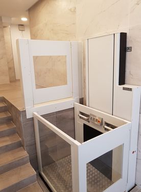 Eusklift elevador con puerta