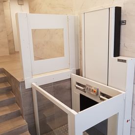 Eusklift elevador con puerta