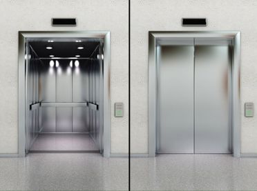 Eusklift elevadores con puerta abierta y cerrada